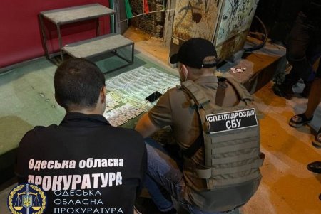 Два рекетира вымогали деньги у одесситов: их задержали «на горячем»