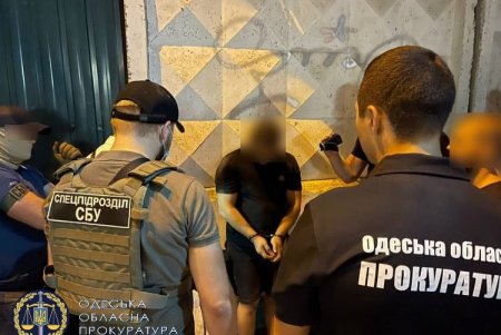 Два рекетира вымогали деньги у одесситов: их задержали «на горячем»
