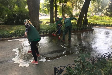 С утра коммунальщики помыли шампунем улицы города, а также очистили от грязи памятники (фото)