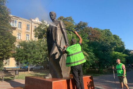С утра коммунальщики помыли шампунем улицы города, а также очистили от грязи памятники (фото)