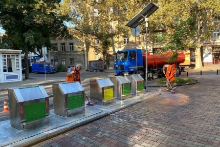 С утра коммунальщики помыли шампунем улицы города, а также очистили от грязи памятники (фото)