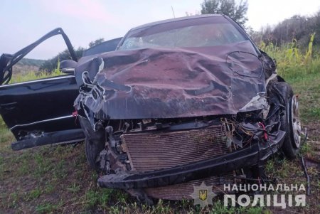 Жители Одесской области обнаружили в поле автомобиль с людьми без сознания (фото)