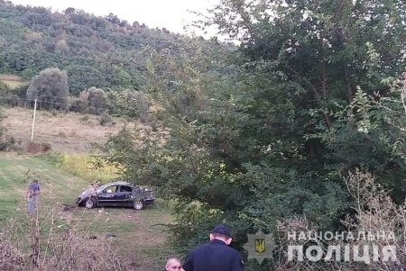 Жители Одесской области обнаружили в поле автомобиль с людьми без сознания (фото)