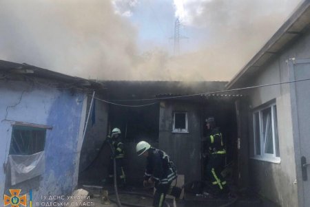 В районе Куяльника горел частный дом: трое маленьких детей остались без вещей (фото, видео)