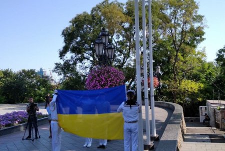 На Думской площади торжественно подняли Государственный Флаг Украины (фото)
