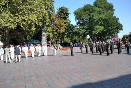 На Думской площади торжественно подняли Государственный Флаг Украины (фото)