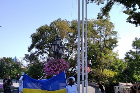 На Думской площади торжественно подняли Государственный Флаг Украины (фото)