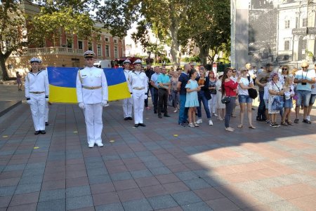 На Думской площади торжественно подняли Государственный Флаг Украины (фото)