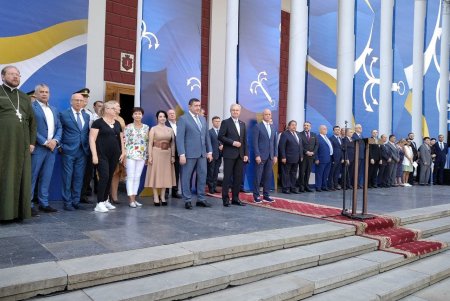 На Думской площади торжественно подняли Государственный Флаг Украины (фото)