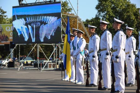 Одесса подняла Государственный Флаг Украины (фоторепортаж)