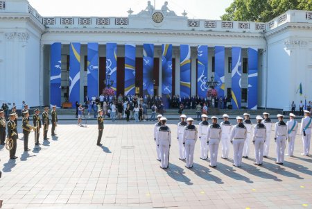 Одесса подняла Государственный Флаг Украины (фоторепортаж)