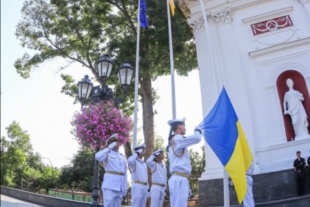 Одесса подняла Государственный Флаг Украины (фоторепортаж)