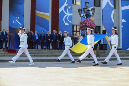 Одесса подняла Государственный Флаг Украины (фоторепортаж)