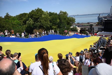 На въезде в Одессу установили «якорь-сердце», а по Потемкинской лестнице пронесли 30-метровый флаг Украины (фото, видео)