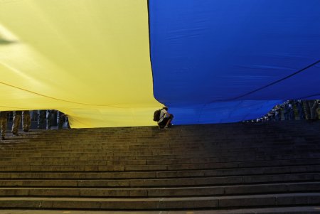 На въезде в Одессу установили «якорь-сердце», а по Потемкинской лестнице пронесли 30-метровый флаг Украины (фото, видео)