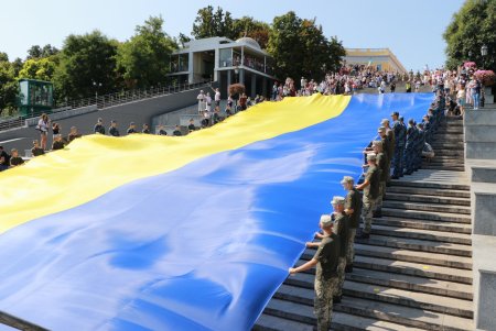 На въезде в Одессу установили «якорь-сердце», а по Потемкинской лестнице пронесли 30-метровый флаг Украины (фото, видео)