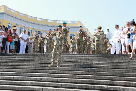 На въезде в Одессу установили «якорь-сердце», а по Потемкинской лестнице пронесли 30-метровый флаг Украины (фото, видео)
