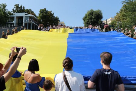 На въезде в Одессу установили «якорь-сердце», а по Потемкинской лестнице пронесли 30-метровый флаг Украины (фото, видео)