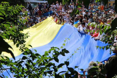 На въезде в Одессу установили «якорь-сердце», а по Потемкинской лестнице пронесли 30-метровый флаг Украины (фото, видео)