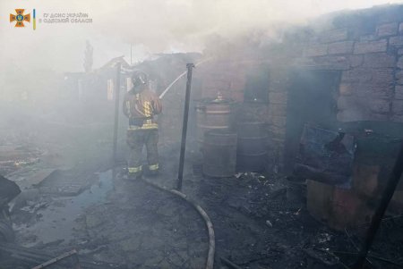 В Одесской области во дворе частного дома загорелась хозяйственная пристройка