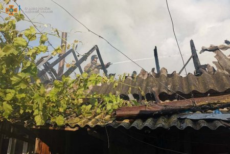 В Одесской области во дворе частного дома загорелась хозяйственная пристройка
