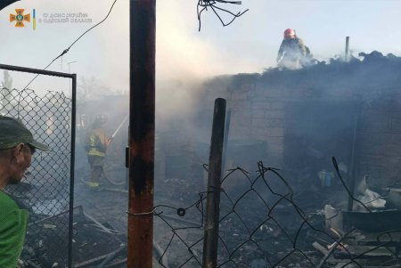 В Одесской области во дворе частного дома загорелась хозяйственная пристройка