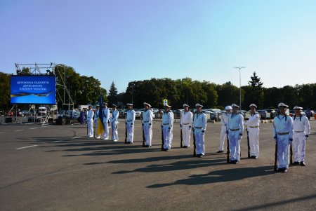 Возле Одесского аэропорта подняли самый большой в регионе флаг (фото)