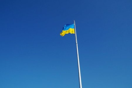 Возле Одесского аэропорта подняли самый большой в регионе флаг (фото)