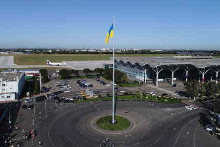 Возле Одесского аэропорта подняли самый большой в регионе флаг (фото)