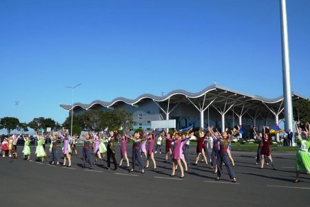 Возле Одесского аэропорта подняли самый большой в регионе флаг (фото)