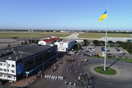 Возле Одесского аэропорта подняли самый большой в регионе флаг (фото)