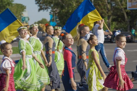Возле Одесского аэропорта подняли самый большой в регионе флаг (фото)