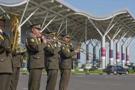 Возле Одесского аэропорта подняли самый большой в регионе флаг (фото)
