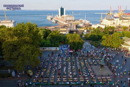 Стали известны имена победителей массового диктанта по украинскому языку, который прошел на Приморском бульваре 