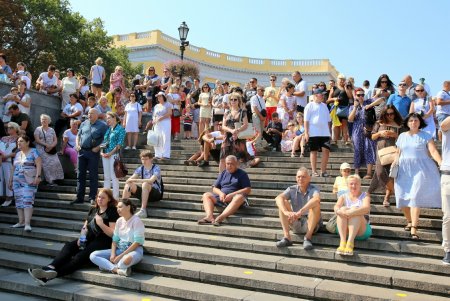Одесситы в традиционных вышиванках собрались на Приморском бульваре (фоторепортаж)