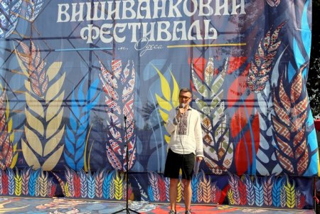 Одесситы в традиционных вышиванках собрались на Приморском бульваре (фоторепортаж)