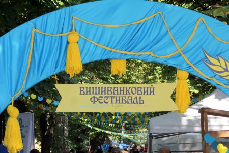 Одесситы в традиционных вышиванках собрались на Приморском бульваре (фоторепортаж)