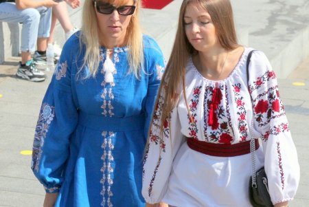 Одесситы в традиционных вышиванках собрались на Приморском бульваре (фоторепортаж)