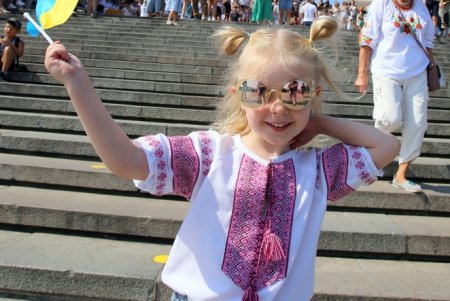 Одесситы в традиционных вышиванках собрались на Приморском бульваре (фоторепортаж)
