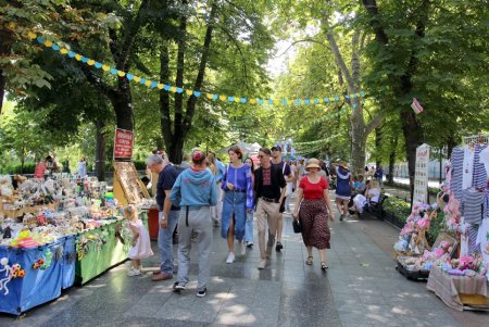Одесситы в традиционных вышиванках собрались на Приморском бульваре (фоторепортаж)