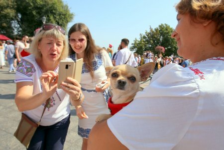 Одесситы в традиционных вышиванках собрались на Приморском бульваре (фоторепортаж)