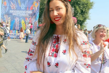 Одесситы в традиционных вышиванках собрались на Приморском бульваре (фоторепортаж)