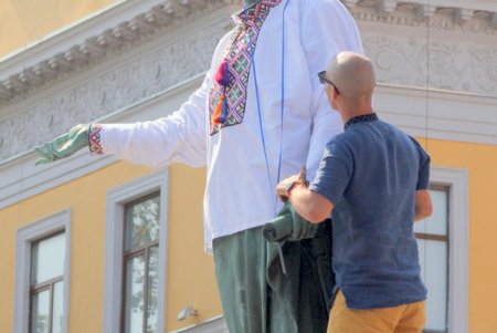 Одесситы в традиционных вышиванках собрались на Приморском бульваре (фоторепортаж)