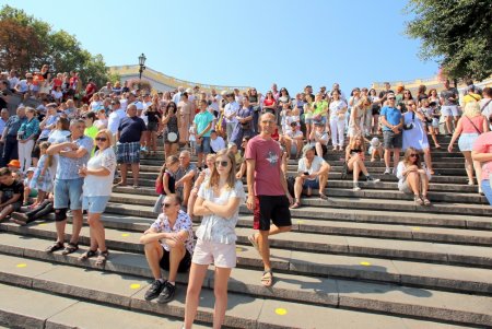 Одесситы в традиционных вышиванках собрались на Приморском бульваре (фоторепортаж)