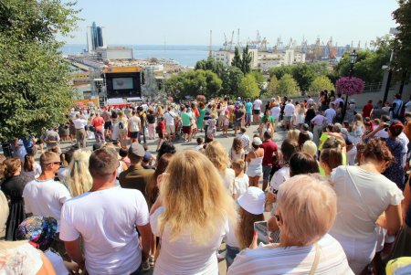 Одесситы в традиционных вышиванках собрались на Приморском бульваре (фоторепортаж)