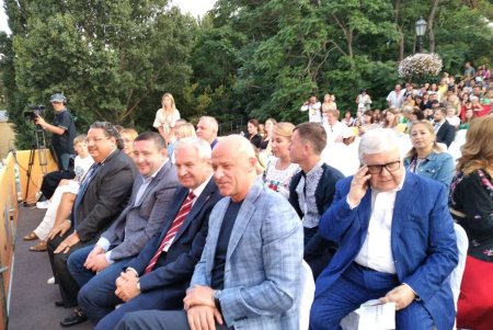 Праздничный концерт на Потемкинской лестнице: тысячи одесситов собрались послушать группы ONUKA и «Без Обмежень» (фото) 
