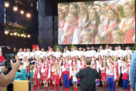 Праздничный концерт на Потемкинской лестнице: тысячи одесситов собрались послушать группы ONUKA и «Без Обмежень» (фото) 