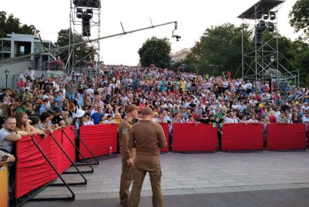 Праздничный концерт на Потемкинской лестнице: тысячи одесситов собрались послушать группы ONUKA и «Без Обмежень» (фото) 