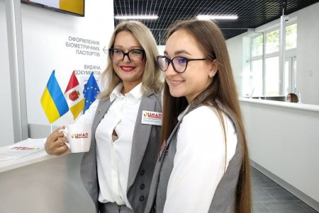 С зоной самообслуживания и комнатой для детей: в Малиновском районе открыли новый Центр админуслуг (фото)
