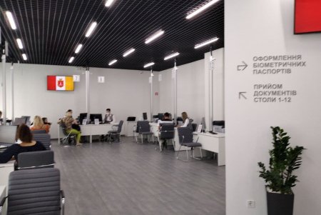 С зоной самообслуживания и комнатой для детей: в Малиновском районе открыли новый Центр админуслуг (фото)